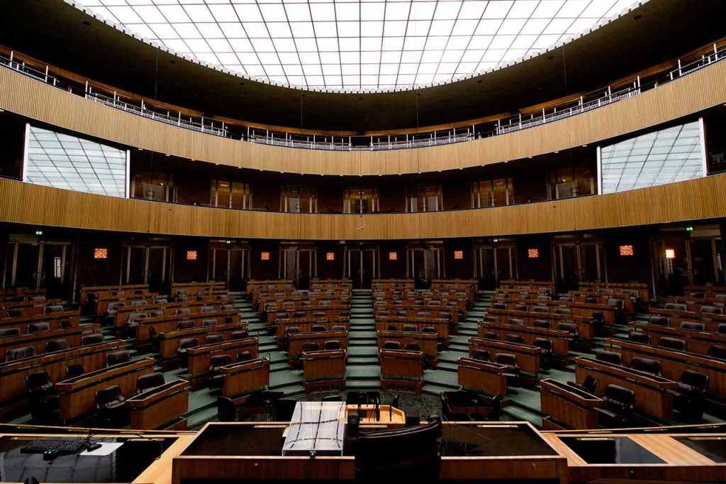 Austrian-Parliament-Building,-Wien,-Austria