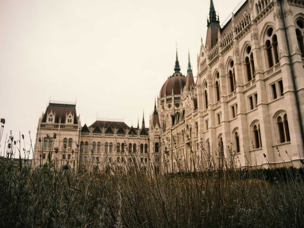 Budapest,-Hungarian-Parliament-Building,-Kossuth-Lajos-tér,-Hungary-(2)