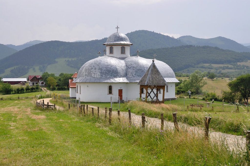 Church+countryside+near+Sibiu+Romania