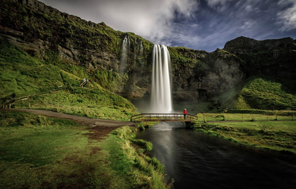 seljalandsfoss-iceland-islandiia-skaly