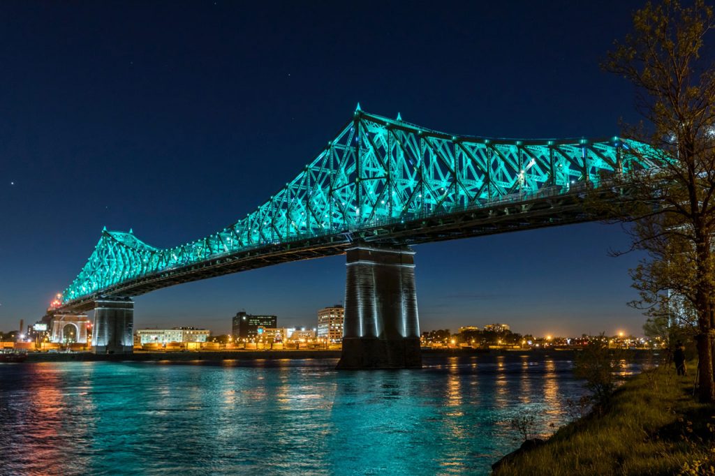 Jacques-Cartier-bridge-in-Montreal-lights-up-the-night-sky